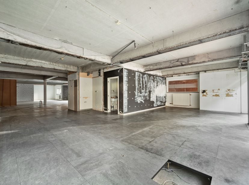Situé juste en dehors du centre de Louvain, dans un emplacement stratégique et offrant une excellente visibilité, ce vaste espace commercial développe