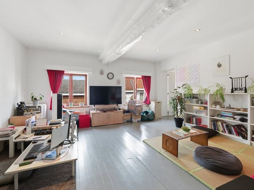 <br />
In Landen vinden we langs de Hanuitsesteenweg ter hoogte van nummer 38 dit gezellige appartement terug. We bevinden ons hier vlakbij het centru