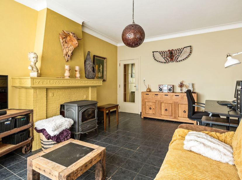 Ruime woning met 4 slaapkamers op 463m²<br />
<br />
Ligging: Gelegen op een centrale locatie nabij het centrum van Morkhoven, bevinden alle dagelij