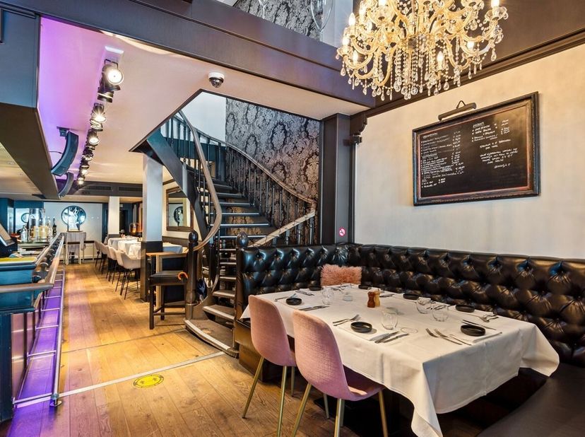 Gelegen op een absolute toplocatie in het hart van Beveren-Waas, bevindt dit commercieel pand zich rechtstreeks aan de levendige Grote Markt met maxim