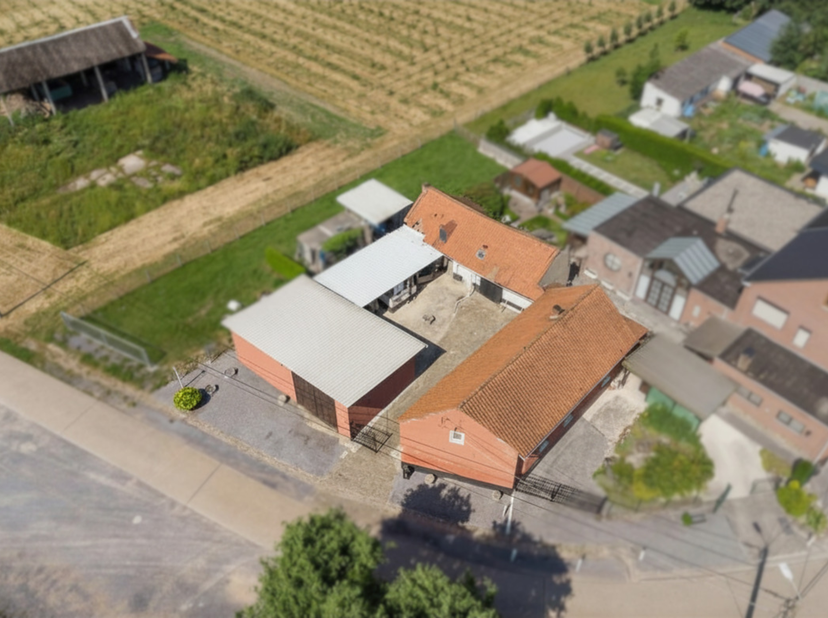 CHARMANTE ,TE RENOVEREN VIERKANTSHOEVE MET RUIME GARAGE OP IDYLLISCHE LOCATE IN DE GROENE OMGEVING VAN DE WIDDDINGENSTRAAT IN WELLEN (BERLINGEN) <br /