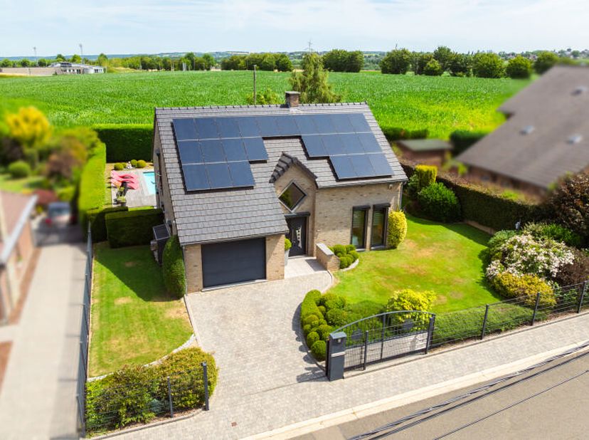 Magnifique villa avec piscine idéalement située dans une rue calme à Blegny (+/- 178m² d'après PEB) 3 chambres, terrasses, jardin arboré et un garage.