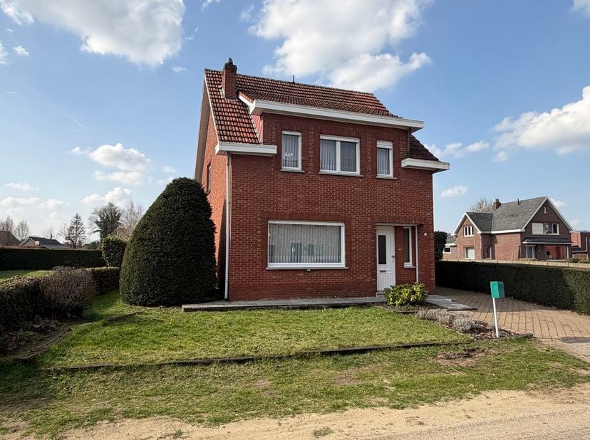 Bent u op zoek naar een charmante woning met ruimte, potentieel en een prachtige tuin? Dan is dit pand precies wat u zoekt!<br />
Deze gezellige wonin
