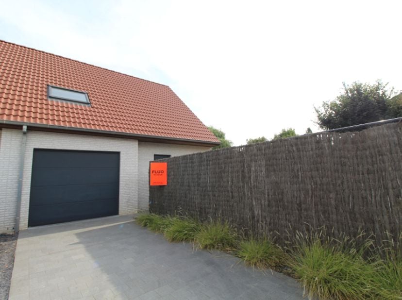 In de Cany-Barvillestraat te Moorslede vinden we deze afgewerkte, recente woning terug.<br />
<br />
Op het gelijkvloers is er een&amp;nbsp;ruime, lichtri