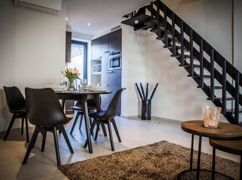 En 2022, cette maison proche du Vismarkt et de la Dijle, a été rénovée, avec notamment de nouvelles fenêtres en PVC, avec triple vitrage. Elle a égale