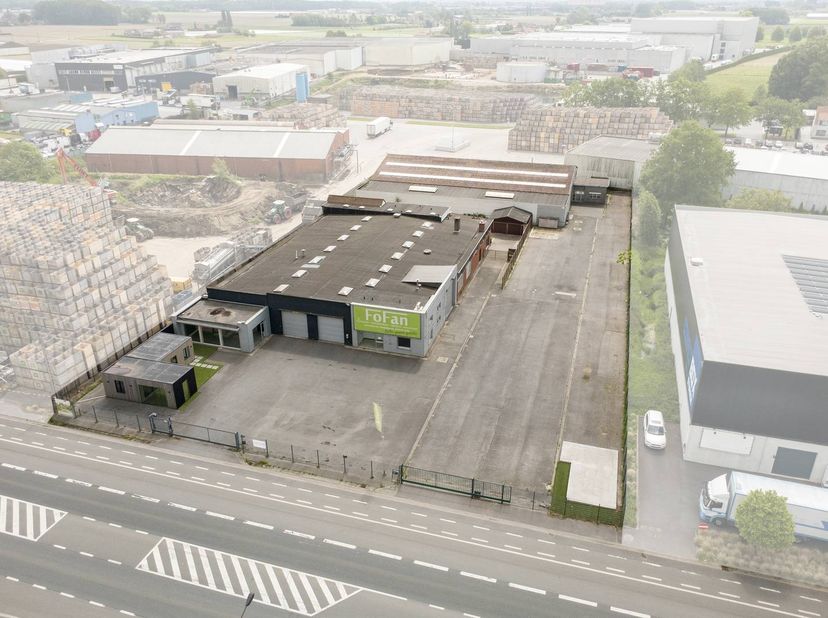 Bâtiment commercial situé à un endroit visible près de l'entrée et de la sortie de l'E403, Roeselare-Tielt-Ardooie.<br />
<br />
Superficie du terrain