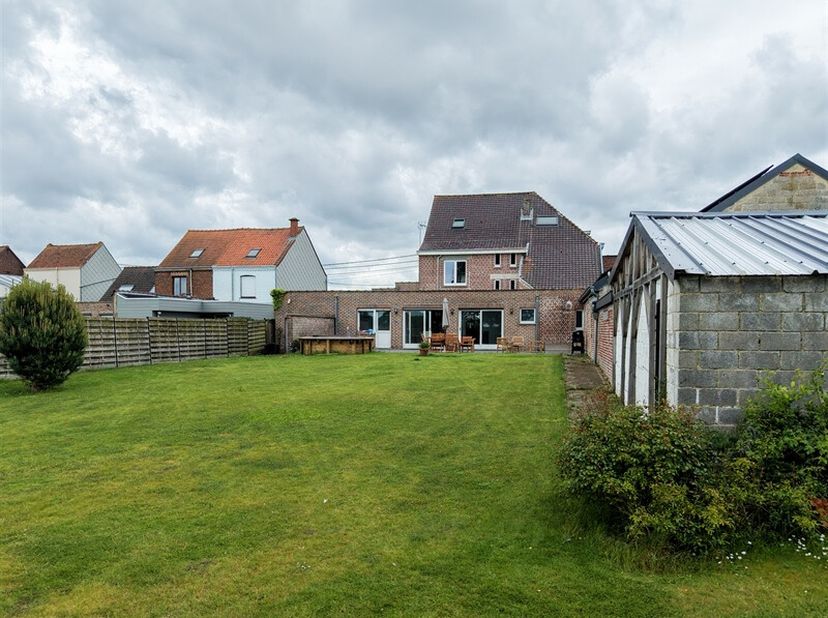 Découvrez cette superbe maison située à Templeuve, offrant de généreux volumes et un fort potentiel pour une profession libérale grâce à son bureau in