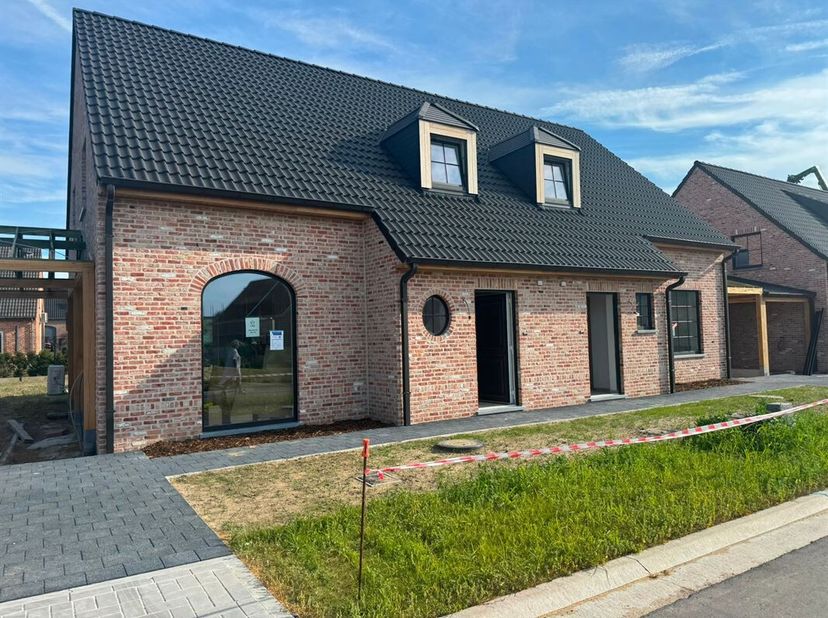 C'est par le hall d'entrée, qui offre suffisamment d'espace pour un vestiaire et des toilettes séparées pour les invités, que vous accédez à cette élé