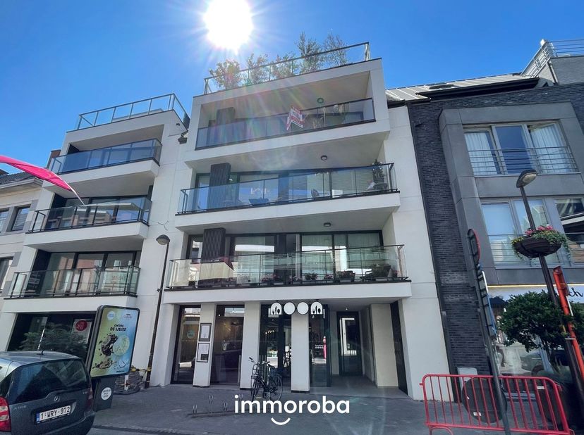 Schitterend gelegen appartement op het 3de verdiep 'Residentie Nido'. Luxueus 3 slaapkamer appartement met een bewoonbare oppervlakte van 125m² &amp;  met