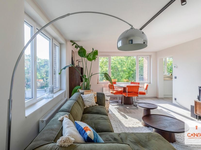Gelegen op de derde en tevens bovenste verdieping, op de hoek van deze residentie, geniet dit appartement van een open en lichtrijk uitzicht. Dankzij