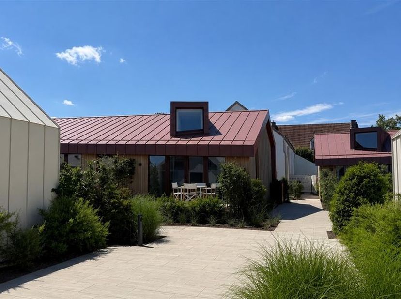 Stijlvolle vakantiewoning met hoogwaardige afwerking, gelegen aan de Maas op Domein Mase, in het pittoreske Aldeneik<br />
Troeven<br />
- Unieke ligg