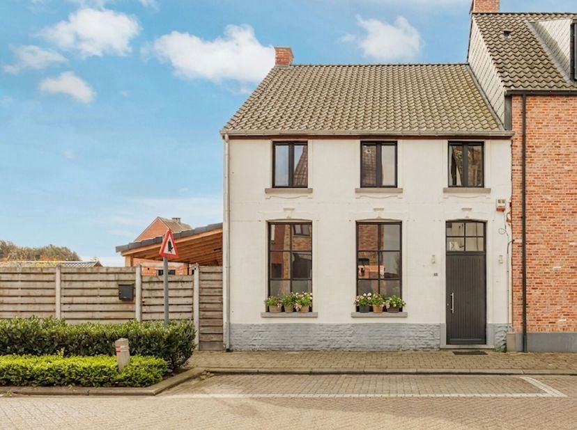 In het hart van Herenthout ontdek je deze unieke en charmante woning waar karakter, ruimte en wooncomfort perfect samenkomen.<br />
Achter de gevel sc