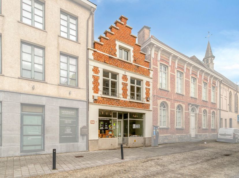 In het hart van Oudenaarde ligt dit charmante pand in het historisch stadscentrum van Oudenaarde. Het gebouw zou teruggaan tot de 16e eeuw en is volle