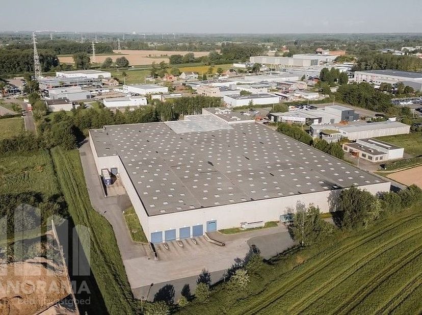 Immeuble d’entreprise idéalement situé, offrant une surface totale d’entrepôt de 8.249 m² à louer. Cette situation stratégique le long de la N26, entr