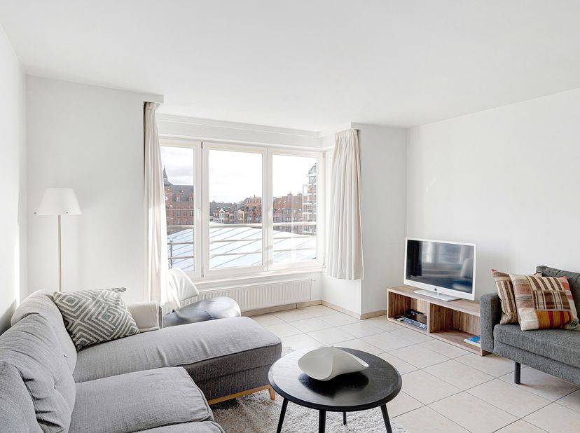 In het hart van het commercieel centrum van Knokke, op wandelafstand van zee en strand, bevindt zich dit energiezuinig en instapklaar appartement met