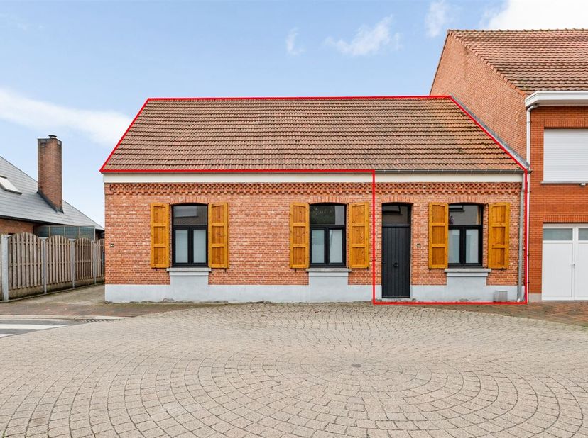 Verhuurd opbrengsteigendom bestaande uit 2 woongelegenheden<br />
Op zoek naar een interessante investering? Deze opbrengsteigendom op een toplocatie