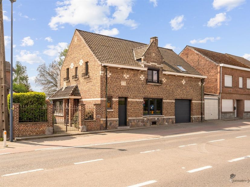 Op zoek naar een unieke woning waar charme en modern comfort samenkomen? Deze woning met rijke historiek werd grondig en stijlvol gerenoveerd, met uit