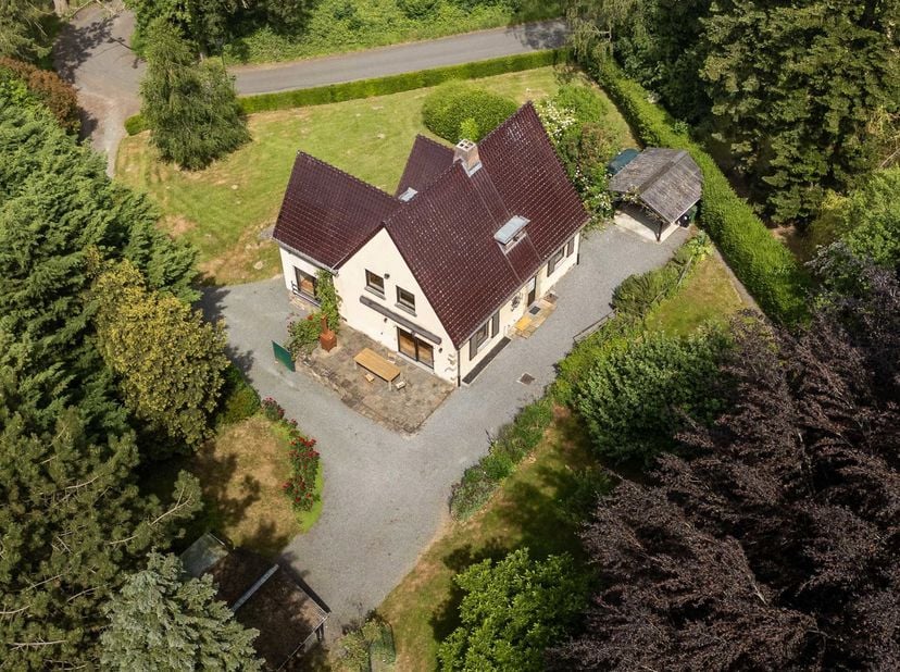 Dit charmant huis met grote tuin is gelegen op een unieke locatie in Geraardsbergen. Aan de stadsrand en dichtbij scholen en winkels, in een oase van