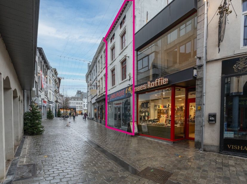 Unieke handelswoning op toplocatie in hartje Hasselt, gelegen in de populaire Maastrichterstraat  vlak bij de Grote Markt, winkels, horeca en openbaar