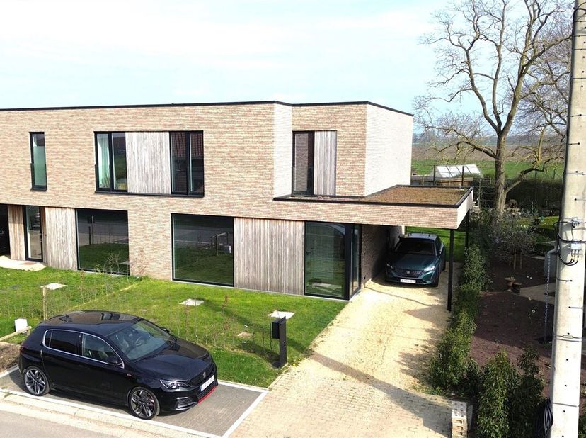 HEDENDAAGSE NIEUWBOUW MET FOCUS OP ENERGIE EFFICIENTIE<br />
Deze schitterende half open woning geniet van een rustige ligging in een groene omgeving.