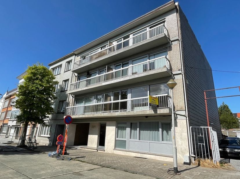 Situé au premier étage de la Rue du Château à Strombeek-Bever, cet appartement offre un espace de vie charmant et accueillant de 85 mètres carrés. Dep