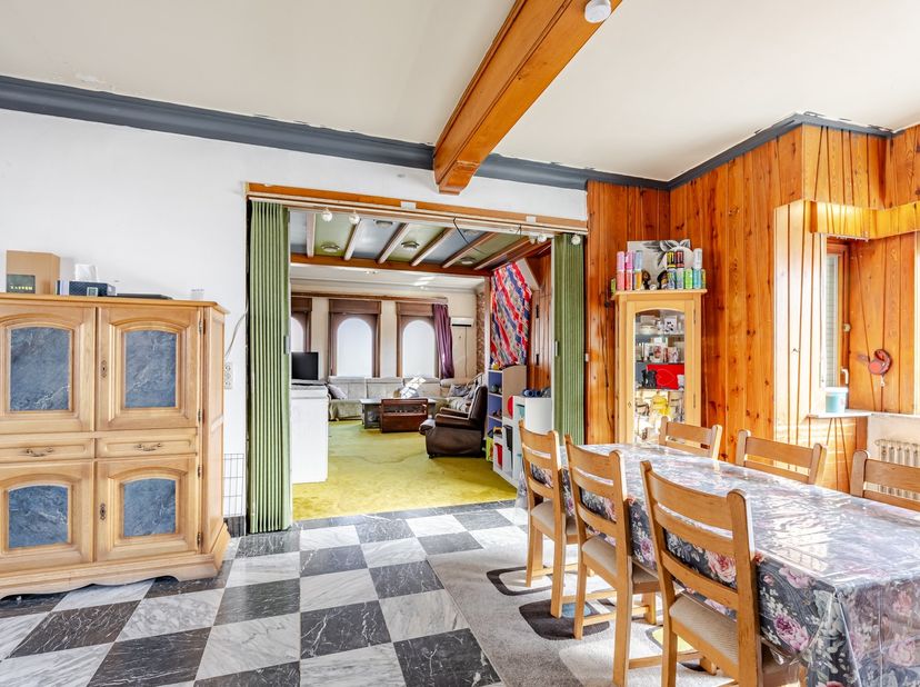 In het landelijke en charmante Heldergem, een deelgemeente van Haaltert, bevindt zich deze ruime gezinswoning op Oud-Dorp 43A. De woning ligt in het h