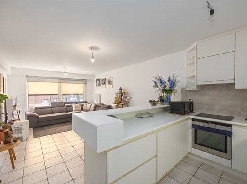 Appartement met zonnig terras, centraal gelegen vlakbij de Zeedijk en winkelcentrum van Middelkerke. Bestaande uit ruime inkomhal met vestiaire, apart