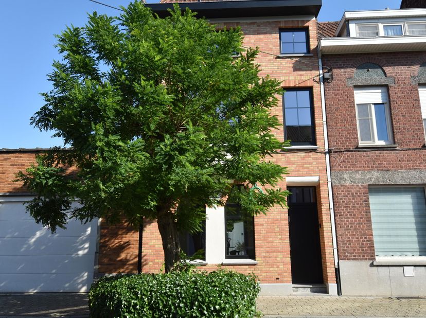Karaktervolle stadswoning op toplocatie in de Pius X-wijk te Kortrijk<br />
Op zoek naar een instapklare woning waar charme, ruimte en kwaliteit hand