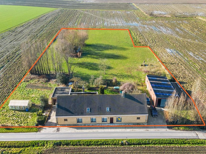 TORHOUT - Landelijk gelegen te renoveren langgevelwoning<br />
Het te renoveren woonhuis met loods is rustig gelegen te midden van weilanden en natuur
