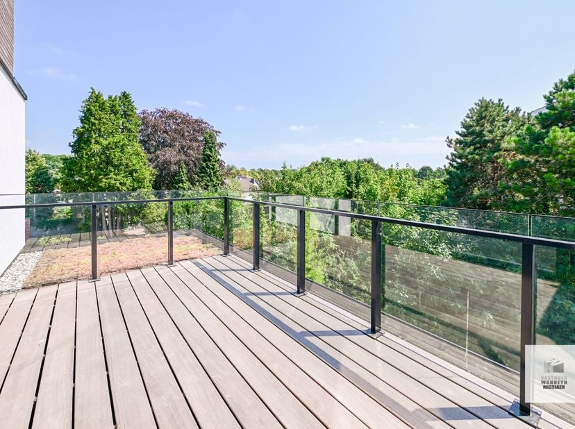 Prachtig appartement met een oppervlakte van 121m2 én 15m2 zuidgerichte terras met volledige privacy omringd door groen! Residentie Artésan, gebouwd v