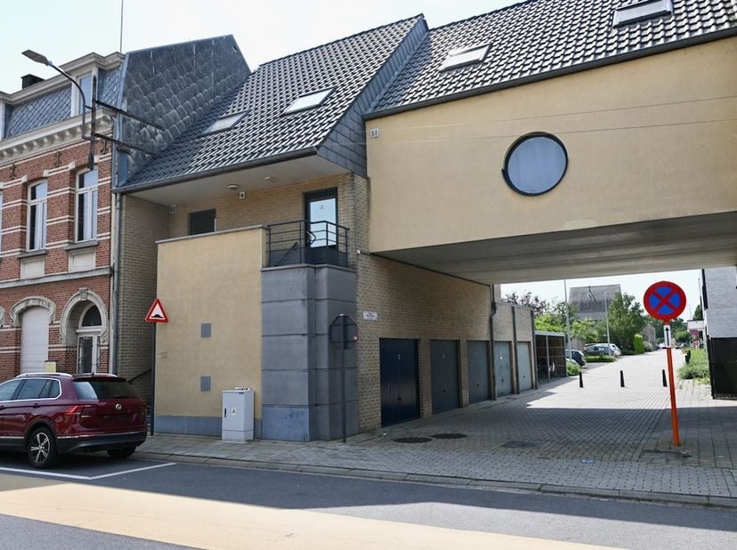 Ruim duplex appartement met 2 slaapkamers en ruime garage + berging !&amp;nbsp;<br />
<br />
Indeling : Inkomhal , apart toilet , woonkamer met open keuke