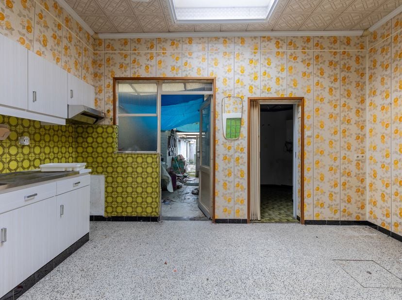 Deze woning biedt een uitstekende opportuniteit voor wie op zoek is naar een renovatieproject met veel potentieel. Gelegen in een rustige en kindvrien