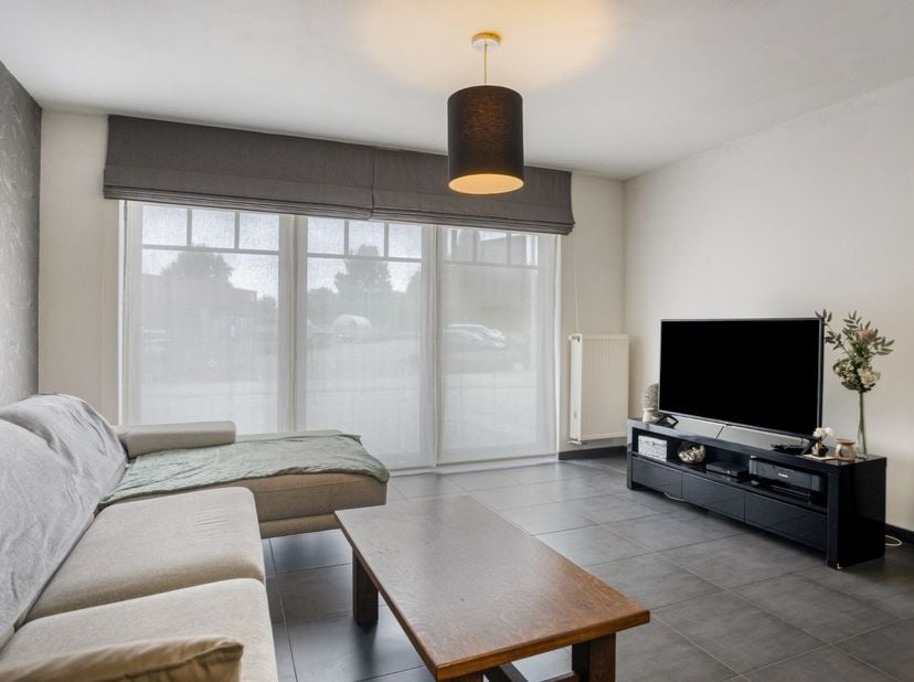 Dit gelijkvloers appartement is gunstig gelegen in een kleinschalig gebouw met slechts 5 appartementen in het centrum van Olen-centrum, op wandelafsta