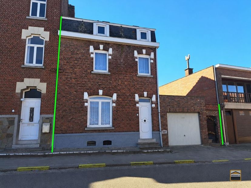 Te renoveren halfopen bebouwing met garage in het hart van Borgloon<br />
Op zoek naar een woning die je volledig naar eigen smaak kan inrichten? <br