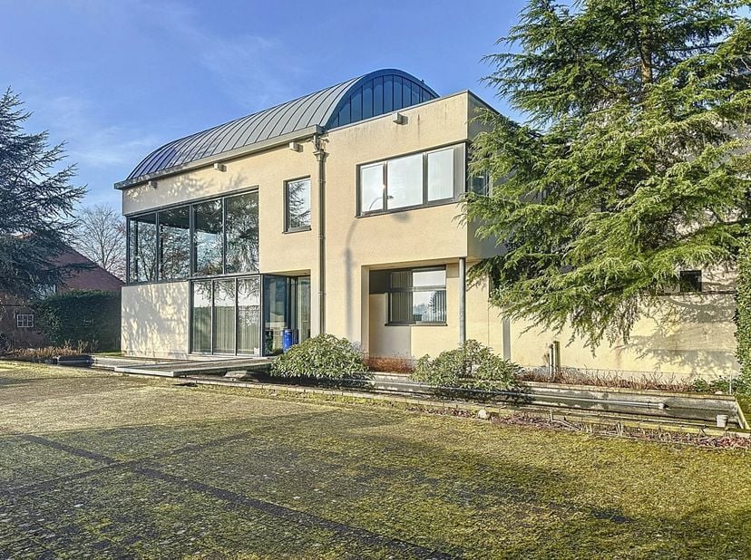 Dit klinkt als een unieke kans voor iemand die wonen en werken wil combineren! De moderne woning met een dubbele bestemming biedt niet alleen veel rui