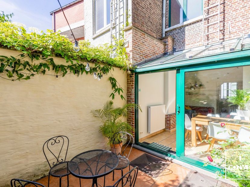 Uitstekend gelegen in een rustige straat vlak bij station Gent-Sint-Pieters en het stadscentrum. Dankzij de centrale ligging vormt deze woning een ide