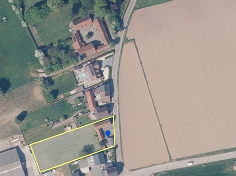 Dit perceel heeft een totale oppervlakte van 24a30ca (2430m²) en is gelegen in een mooie, uitgestrekte landelijke omgeving in het groene Deftinge, dee