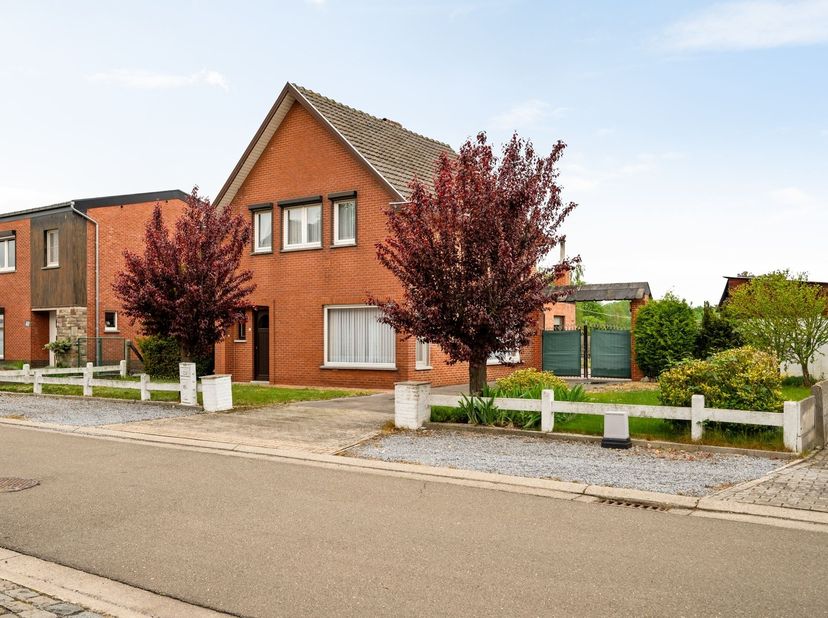 In het rustige Berbroek, deelgemeente van Herk-de-Stad, vindt u deze karaktervolle vrijstaande woning op een centrale ligging waar rust en bereikbaarh