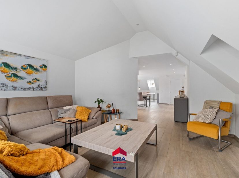 Veelzijdige eigendom met ruime mogelijkheden voor wonen, werken of zorg aan huis Deze ruime en energiezuinige eigendom (EPC B) biedt een uitzonderlijk