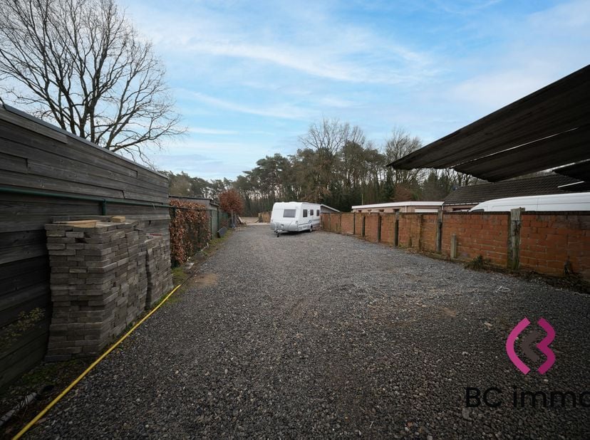 Deze ruime woning met een bewoonbare oppervlakte van 381 m² (volgens EPC-attest) biedt uitzonderlijk veel mogelijkheden. <br />
Ideaal voor grote gezi