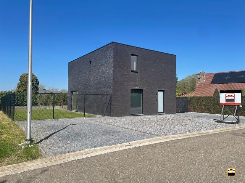 Moderne en recente woning, nabij het centrum van Borgloon<br />
<br />
Deze recente woning (bouwjaar 2020) is gelegen in een aangename en rustige re