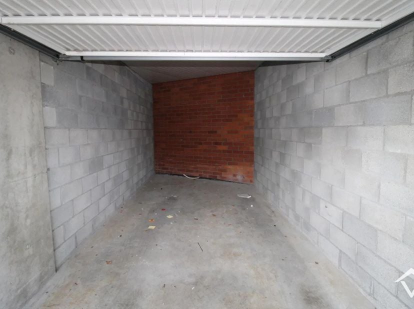 Deze afgesloten garagebox (nr.1) in centrum Koekelare is gelegen vlak naast De Kroon. <br />
Garage dient enkel gebruikt te worden als parkeerplaats v