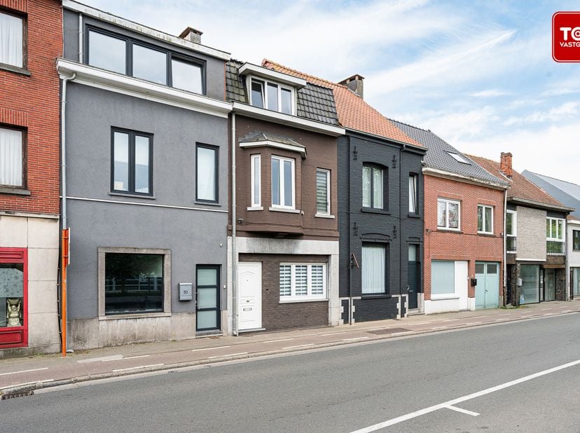 Het pand is gunstig gelegen nabij het centrum van Eeklo, in een aangename woonomgeving met winkels, scholen, horeca en openbaar vervoer op korte afsta