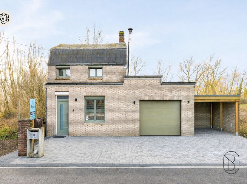 Rustig gelegen woning met weide en garage. INDELING: inkom, gezellige living, eetplaats, keuken, badkamer, leuke veranda met zicht op de tuin,  handig