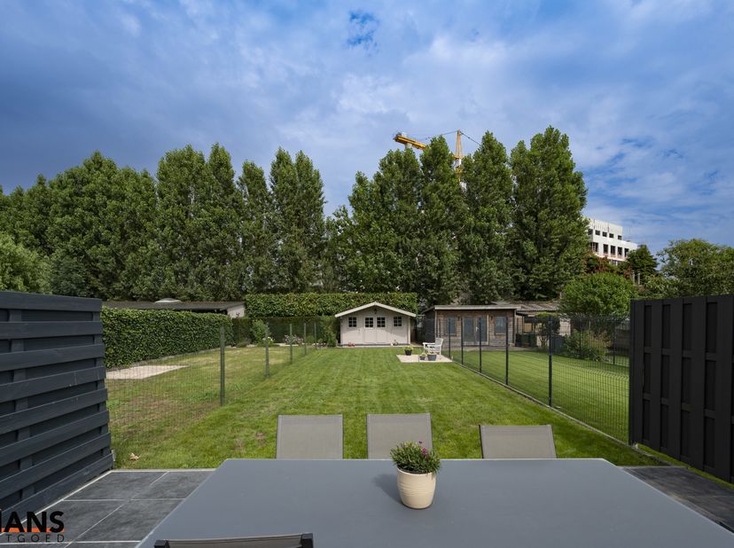 Deze instapklare woning is gelegen in een rustige, doodlopende straat, omringd door groen en toch met een vlotte verbinding naar winkels, scholen en i