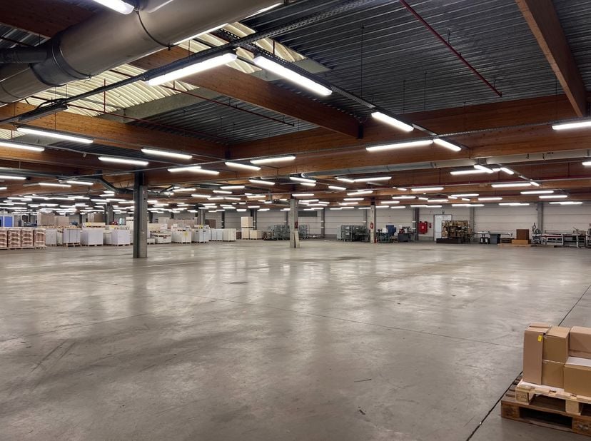 Dit magazijn van 6.177m² met recent vernieuwde kantoren van 123m² is gelegen in bedrijventerrein Kampveld te Oostkamp, op enkele minuten van de E40.&amp;n