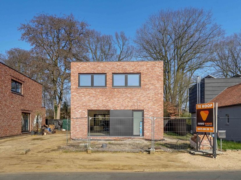 Instapklare BEN nieuwbouwwoning met drie slaapkamers en zuidoostgerichte tuin in een rustige buurt van Koersel (Moestuinstraat 19C). De woning is gebo