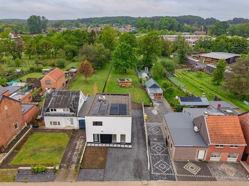 Deze recente, energiezuinige woning combineert comfort, veel ruimte en een centrale ligging met alle voorzieningen binnen handbereik. De woning bevind