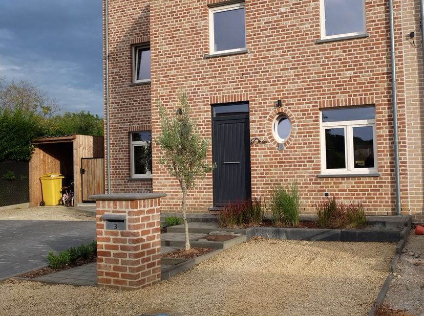 ### Een warme thuis in een rustige, kindvriendelijke omgeving<br />
<br />
Deze gezellige gezinswoning is gelegen in een **rustige en aangename doodlo