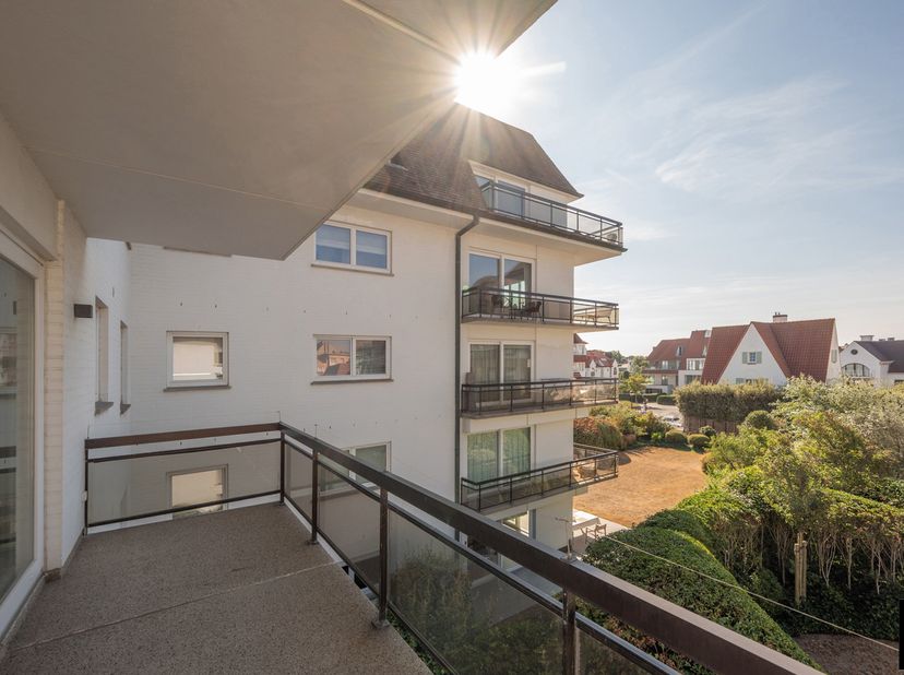Luxueus gerenoveerd appartement op topligging in het Zoute. Ontdek dit prachtig gerenoveerde appartement in een stijlvolle villaresidentie, op een bev